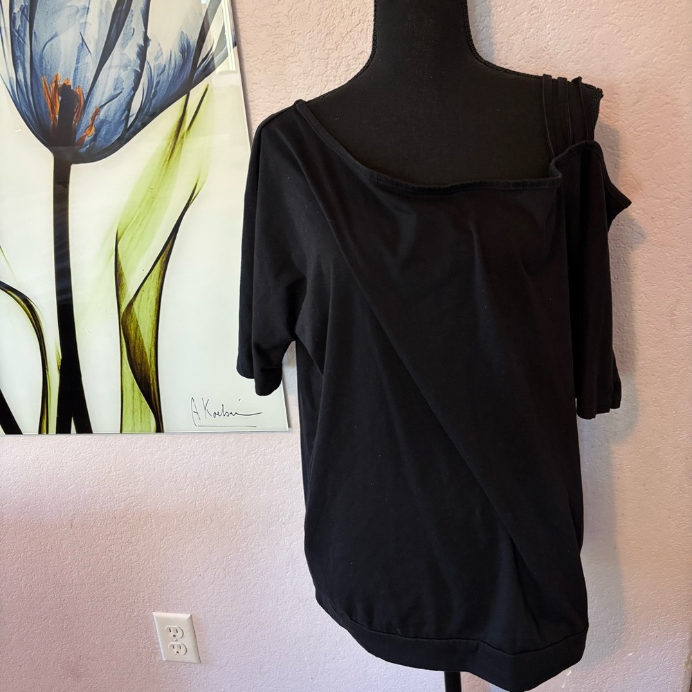 Women’s black shirt size XL
